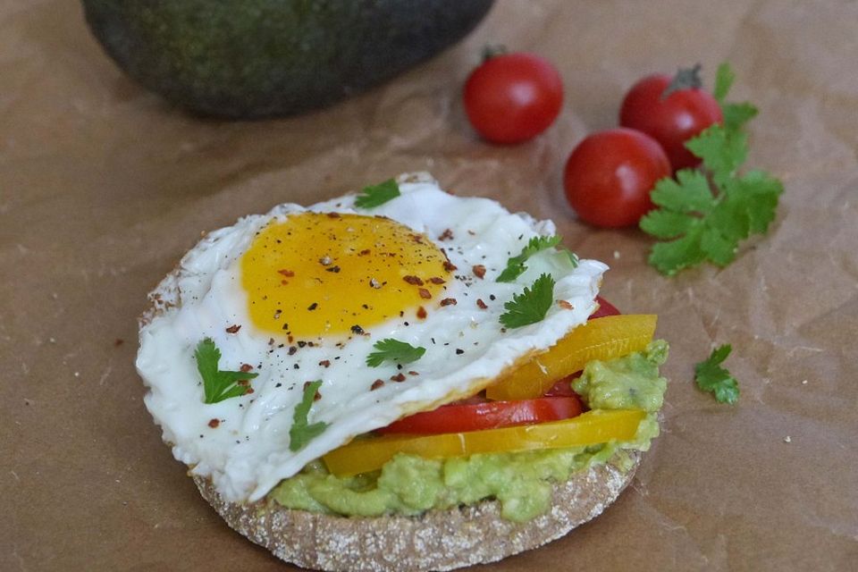 Toastbrötchen mit Avocadocreme, Paprika, Tomate und Spiegelei