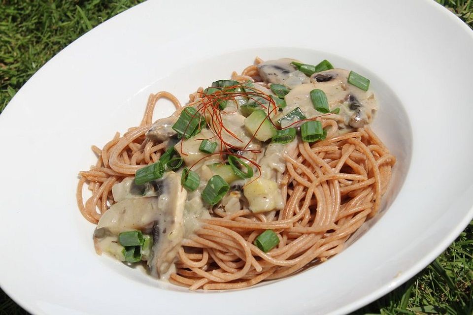 Spaghetti in cremiger Zucchini-Champignon-Sauce