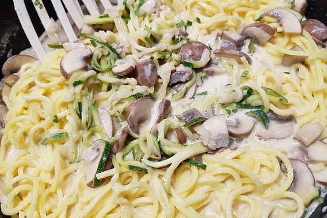 Spaghetti in cremiger Zucchini-Champignon-Sauce von Bobo_hx| Chefkoch