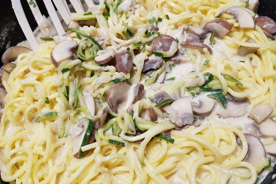 Spaghetti in cremiger Zucchini-Champignon-Sauce