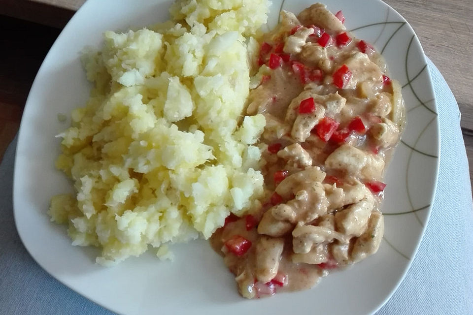 Kartoffel-Blumenkohlpüree mit Hähnchengeschnetzeltem in heller Sauce