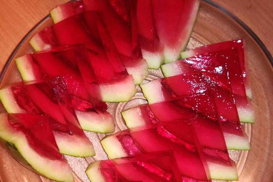 Wodka-Götterspeise in einer Wassermelone