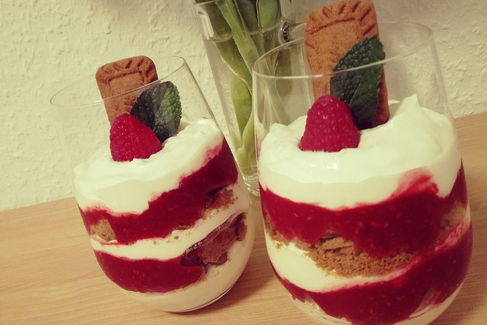 Fruchtiges Mascarpone-Schicht-Dessert im Glas