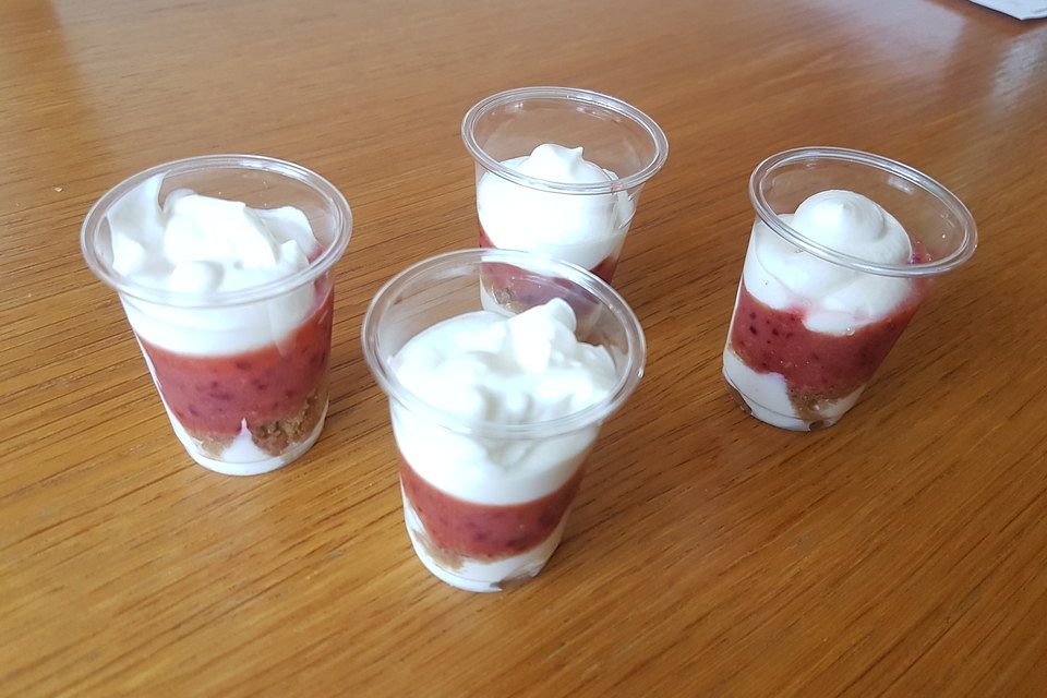 Fruchtiges Mascarpone-Schicht-Dessert im Glas