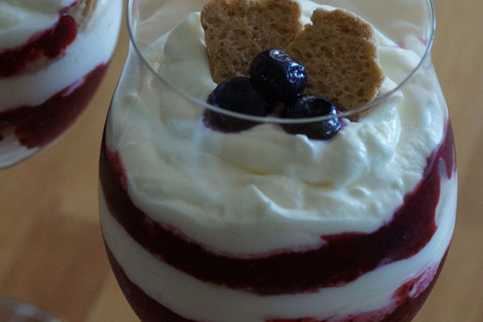 Fruchtiges Mascarpone-Schicht-Dessert im Glas