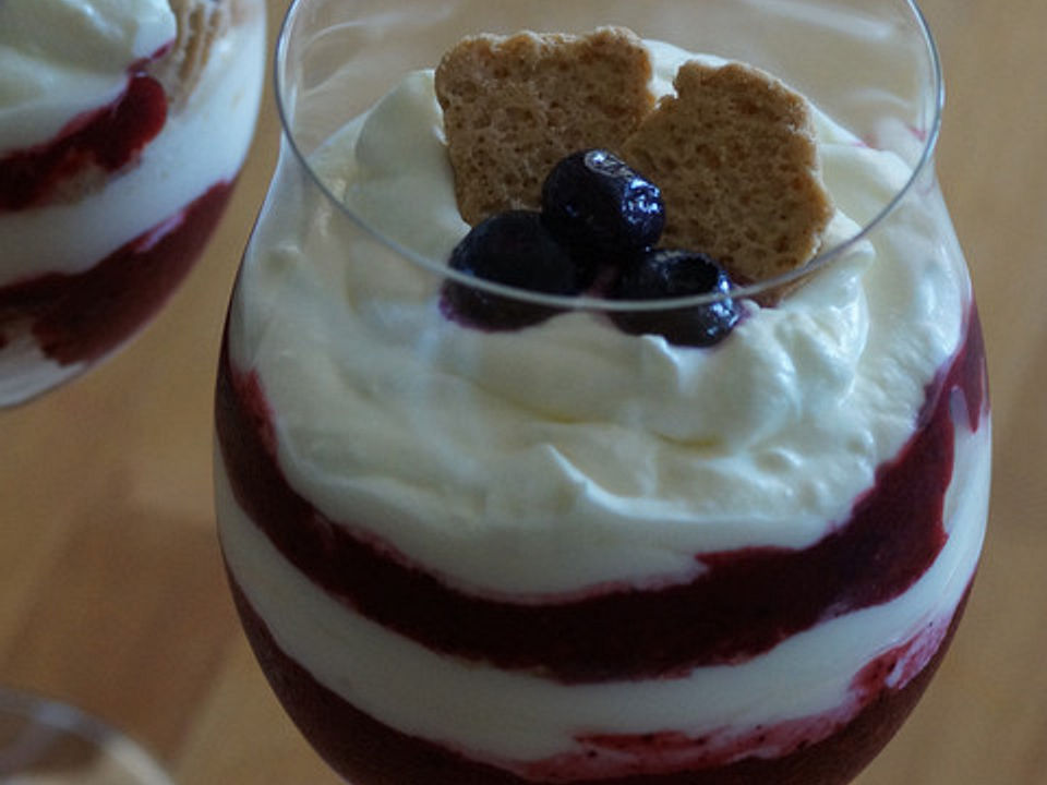 Fruchtiges MascarponeSchichtDessert im Glas von