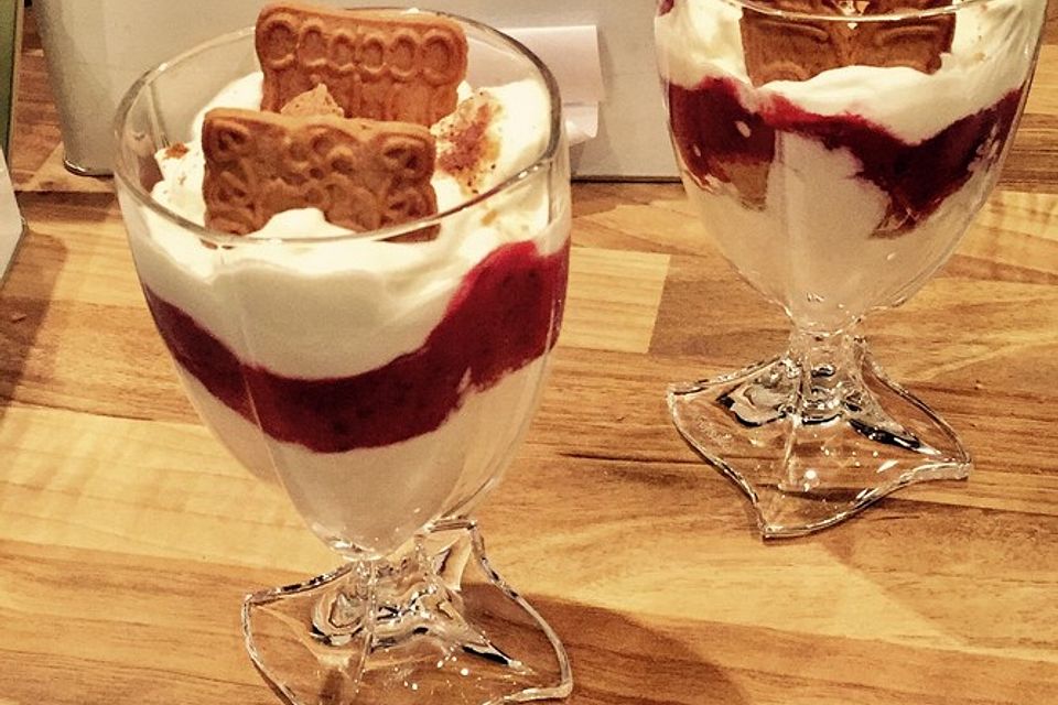 Fruchtiges Mascarpone-Schicht-Dessert im Glas