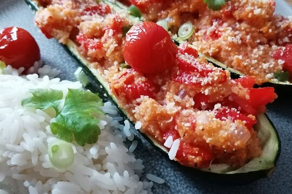 Vegetarische gefüllte Zucchini