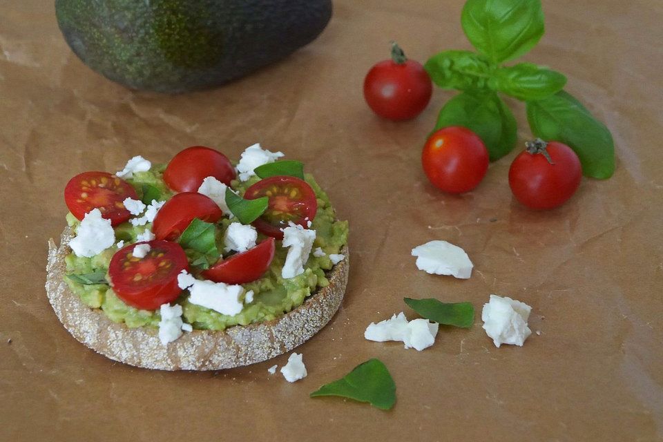 Toastbrötchen mit Avocadocreme, Tomaten und Feta