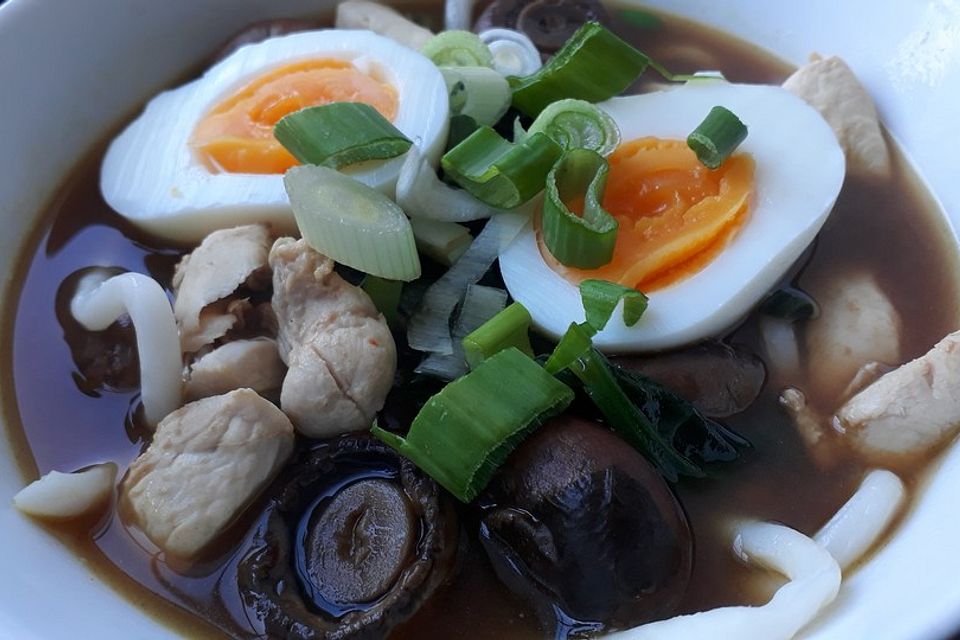 Udon-Nudelsuppe mit Schweinefilet