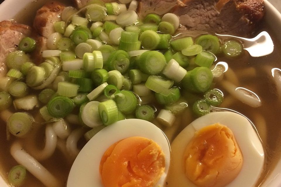 Udon-Nudelsuppe mit Schweinefilet