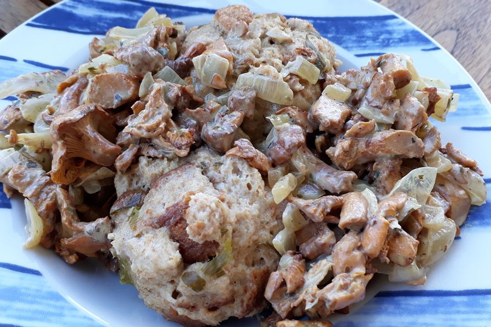 Semmelknödel zu Pilzragout