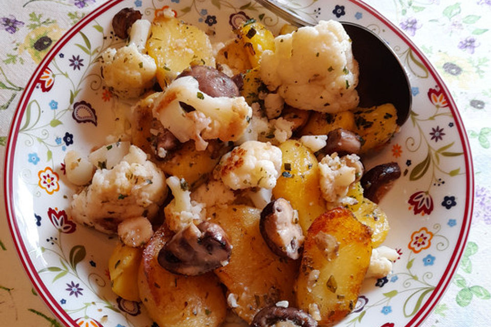 Herbstliche Bratkartoffelpfanne mit Pilzen und Blumenkohl Herbstliche Bratkartoffelpfanne mit Pilzen und Blumenkohl