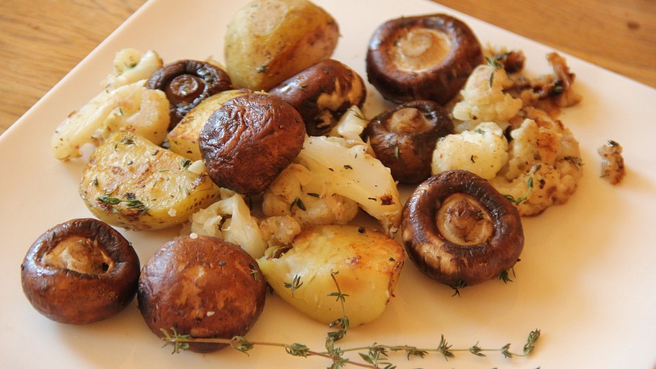 herbstliche-bratkartoffelpfanne-mit-pilzen-und-blumenkohl