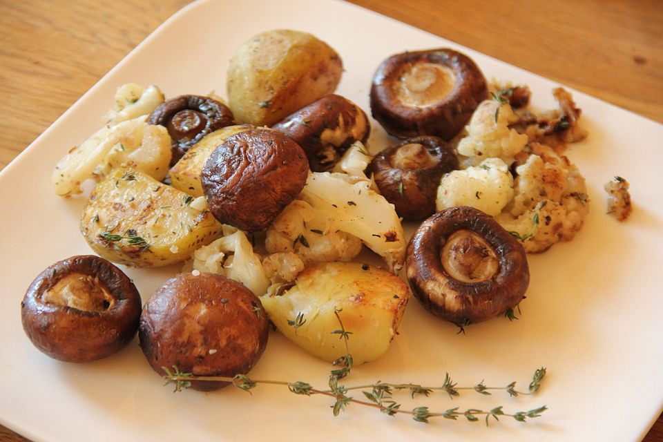 Herbstliche Bratkartoffelpfanne mit Pilzen und Blumenkohl