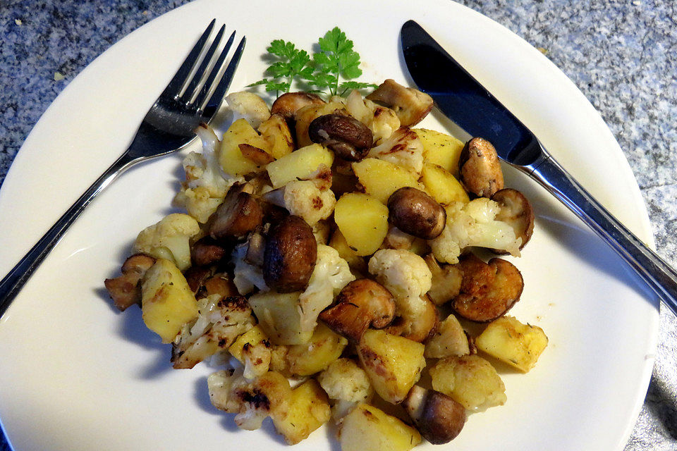 Herbstliche Bratkartoffelpfanne mit Pilzen und Blumenkohl Herbstliche Bratkartoffelpfanne mit Pilzen und Blumenkohl