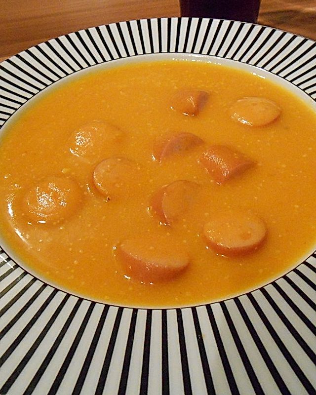 Kürbissuppe mit Curry, Ingwer und Würstchen