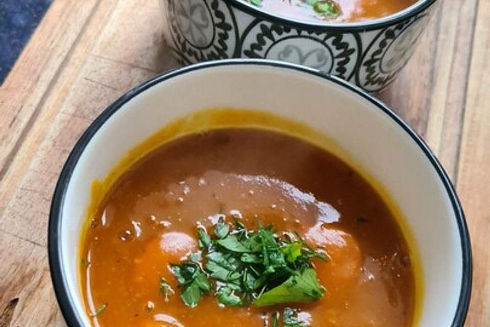 Kürbissuppe mit Curry, Ingwer und Würstchen