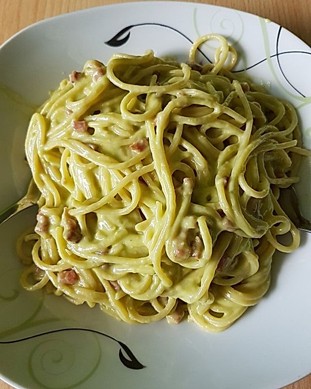Spaghetti Carbonara Art mit Avocado