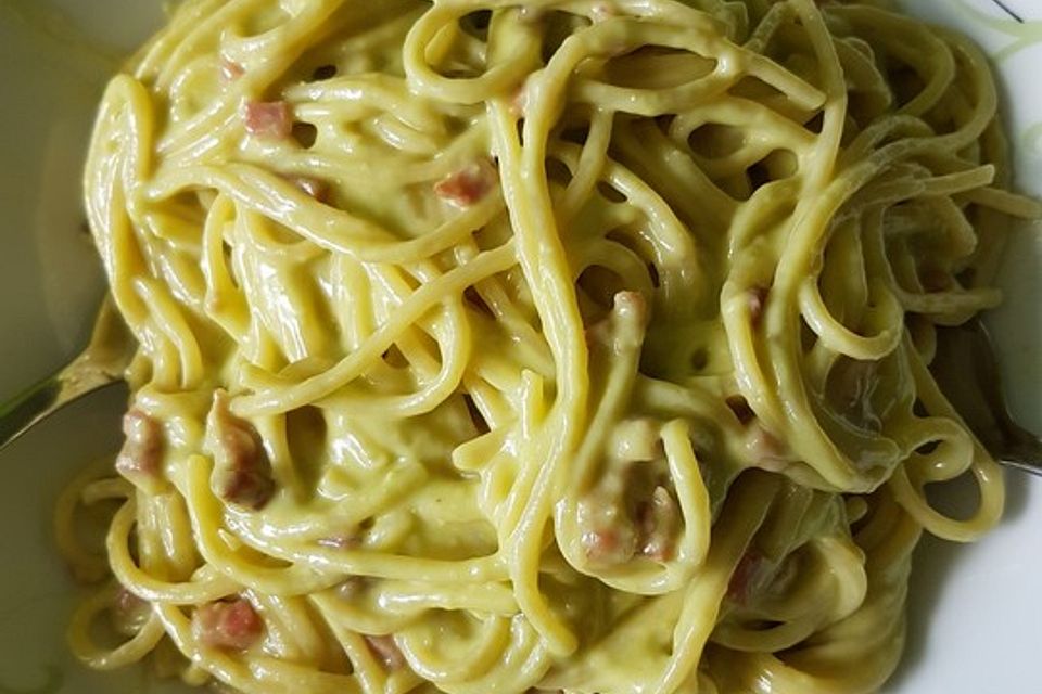 Spaghetti Carbonara Art mit Avocado