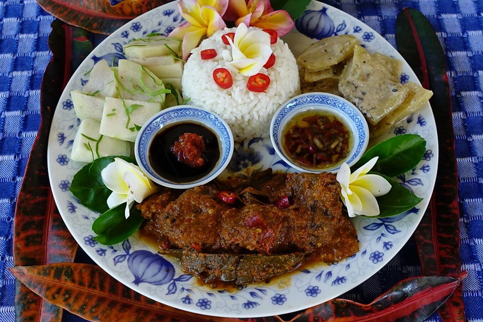 Feuriges Ziegenfleisch Rendang aus Ujung Pandang