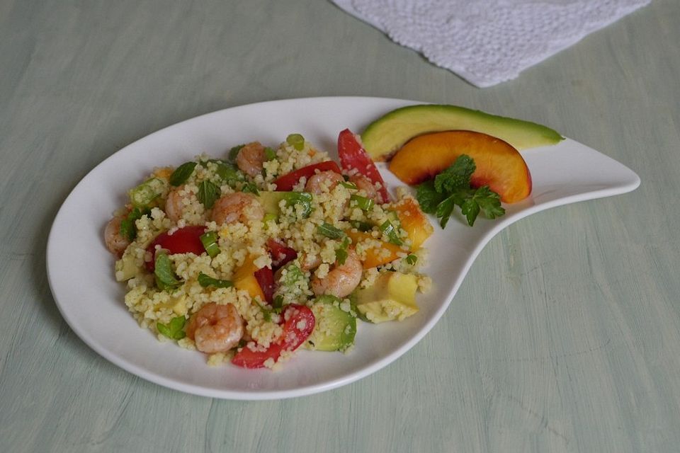 Couscous-Salat mit Avocado, Tomaten, Nektarine und Garnelen