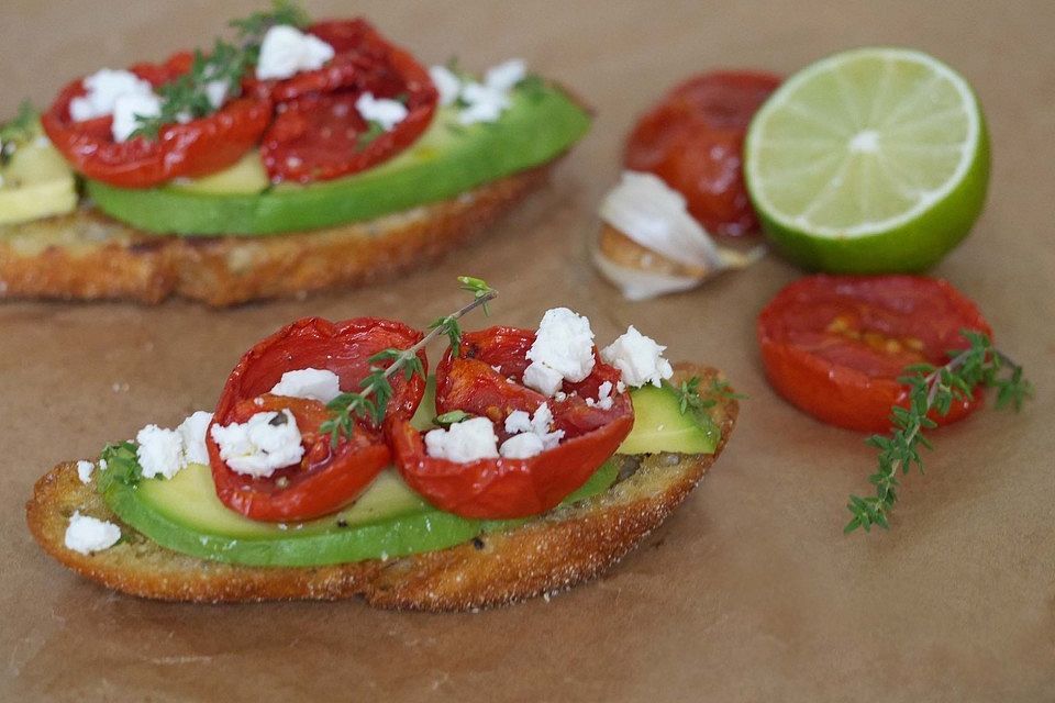 Ciabatta mit Avocado, Ofentomaten und Feta