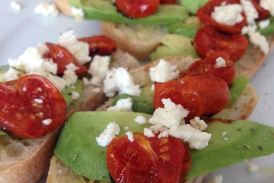 Ciabatta mit Avocado, Ofentomaten und Feta