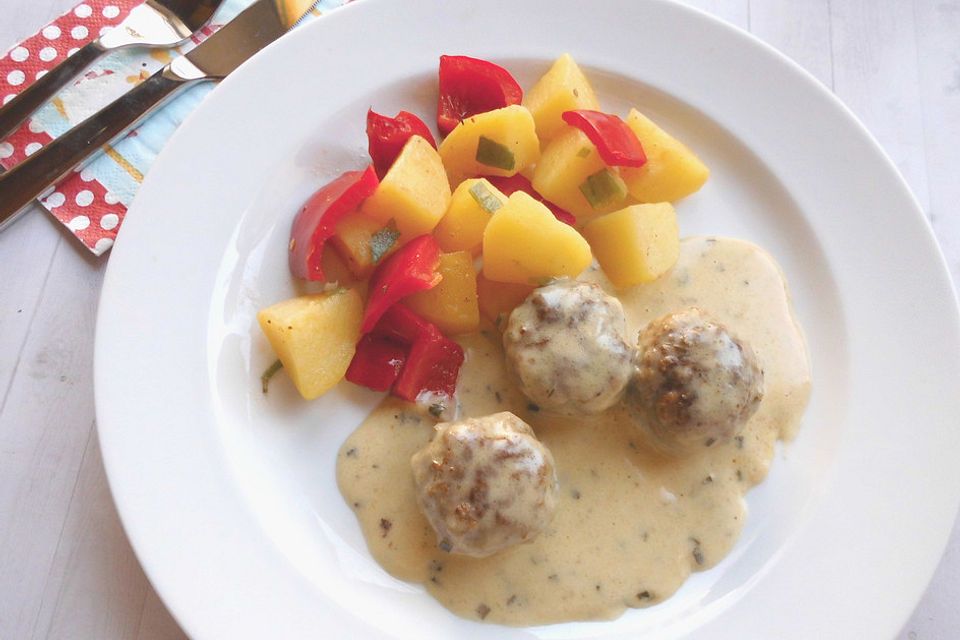 Hackbällchen in Senfsauce mit Kartoffel-Paprika-Gemüse