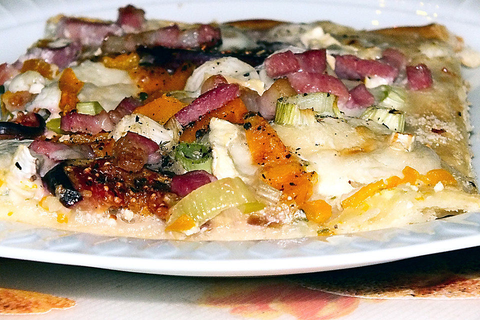 Flammkuchen mit Kürbis und Feige