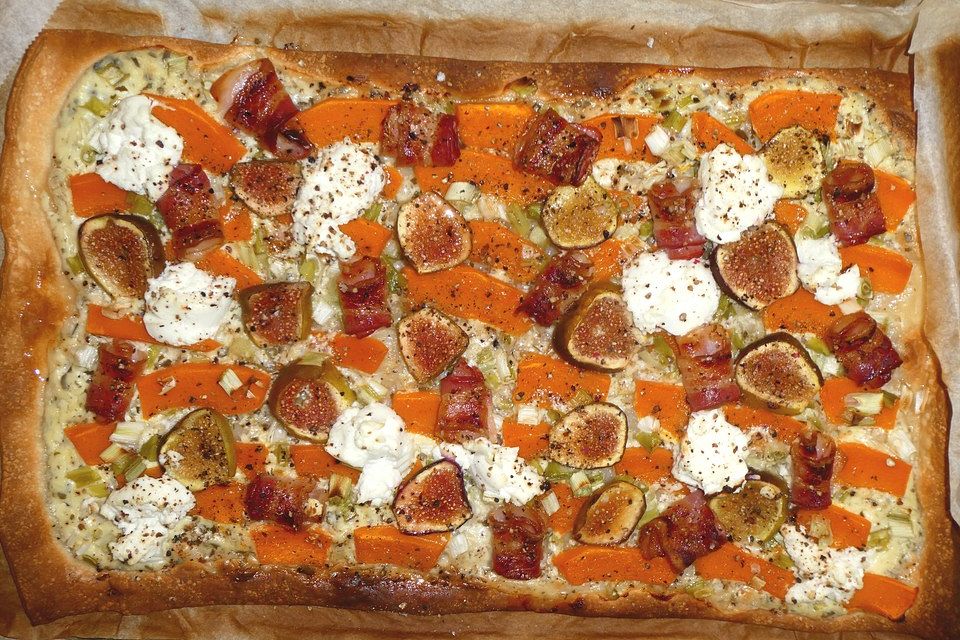 Flammkuchen mit Kürbis und Feige