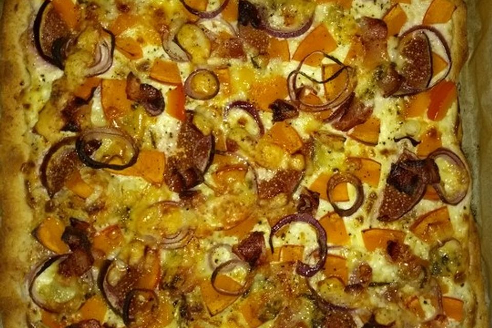 Flammkuchen mit Kürbis und Feige