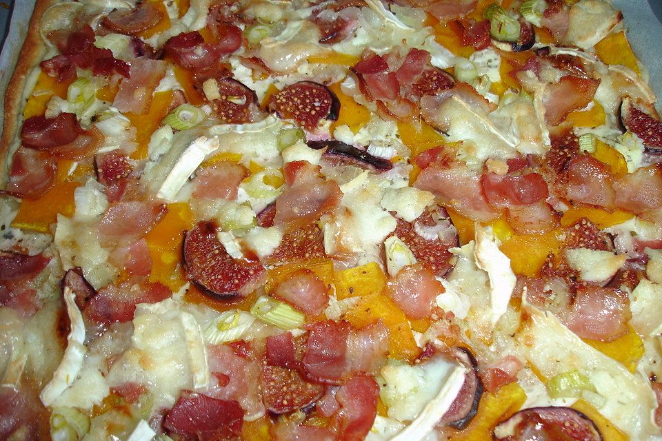 Flammkuchen mit Kürbis und Feige