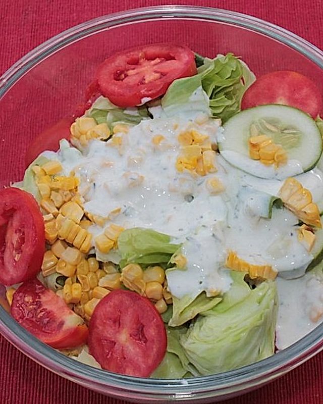 Zichorie-Mais-Tomaten-Gurken-Salat mit Sauerrahm-Maissaft-Dressing