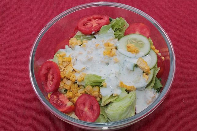 Zichorie-Mais-Tomaten-Gurken-Salat mit Sauerrahm-Maissaft-Dressing von ...