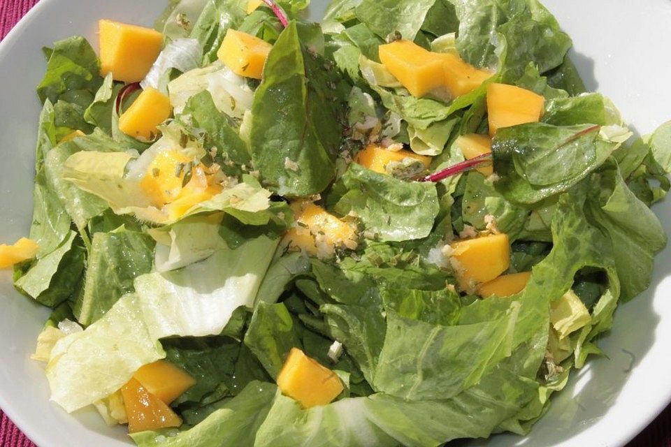 Süßer Zichorie-Mango-Salat mit Babymangold