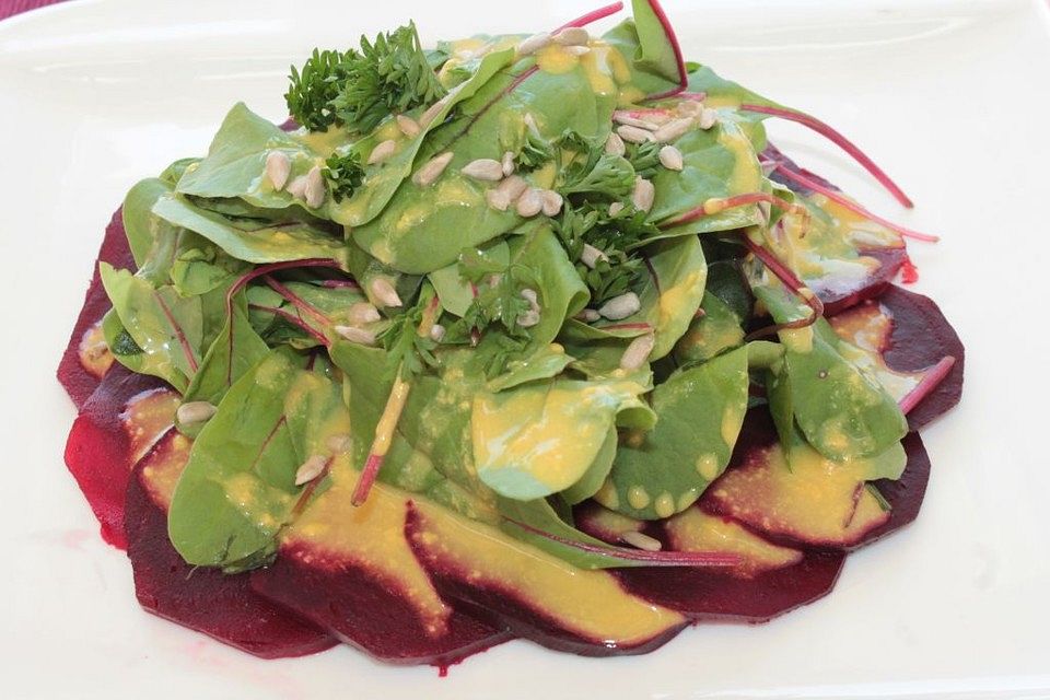 Rote Bete-Carpaccio mit Mangold in Senfdressing