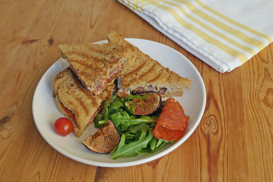 Röstbrot mit Chorizo, Manchego und Feige