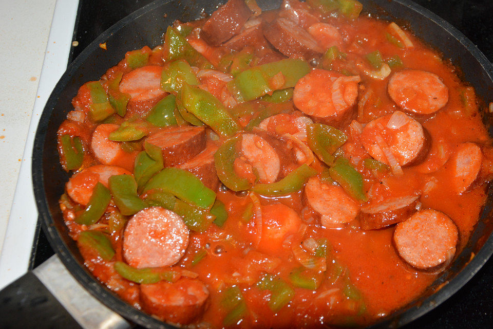 Grüne Paprika mit Cabanossi in Tomatensauce