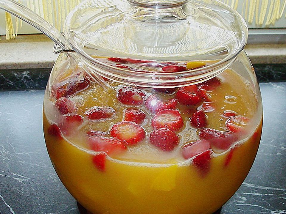 Erdbeer - Pfirsich Bowle von karaburun| Chefkoch