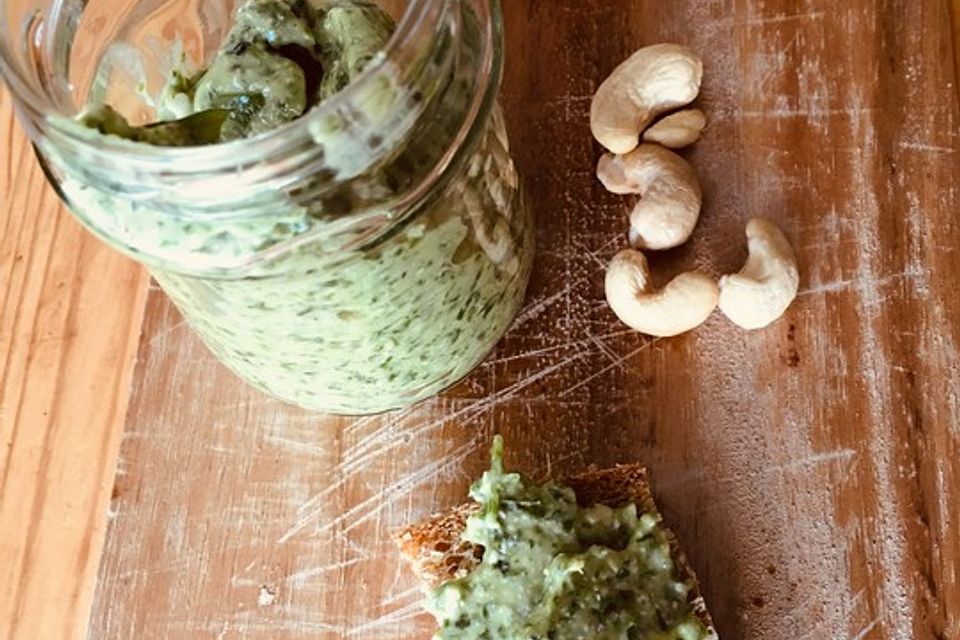 Avocado-Basilikum Pesto mit Cashewnüssen