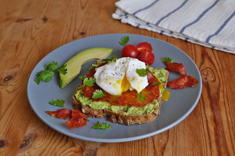 Röstbrot mit Avocadocreme, Chorizo und pochiertem Ei