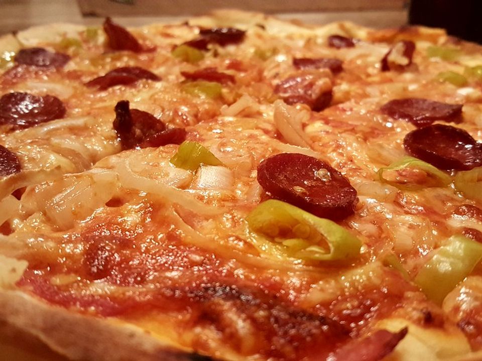 Pizza mit Knoblauchwurst - Sucuklu Pizza von Meinerezepte_Aynur | Chefkoch