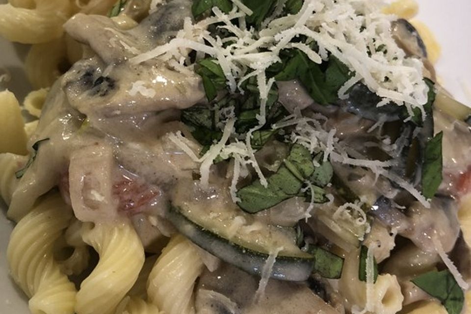 Pasta mit Zucchini-Champignon-Frischkäse-Soße