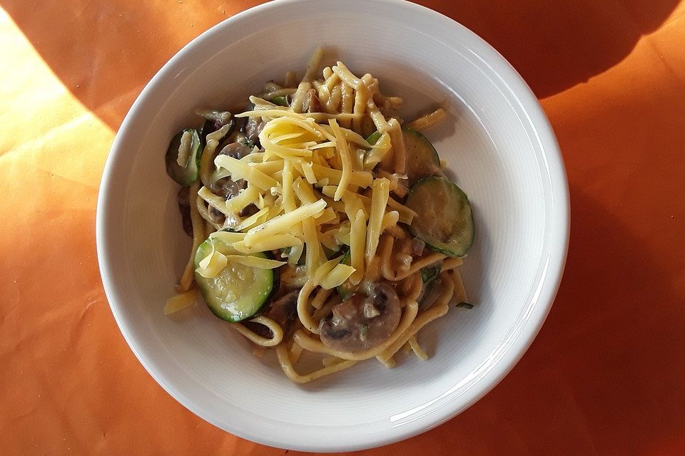 Pasta mit Zucchini-Champignon-Frischkäse-Soße