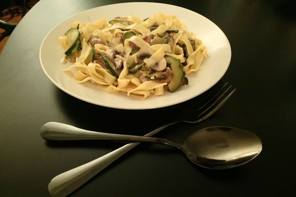 Pasta mit Zucchini-Champignon-Frischkäse-Soße