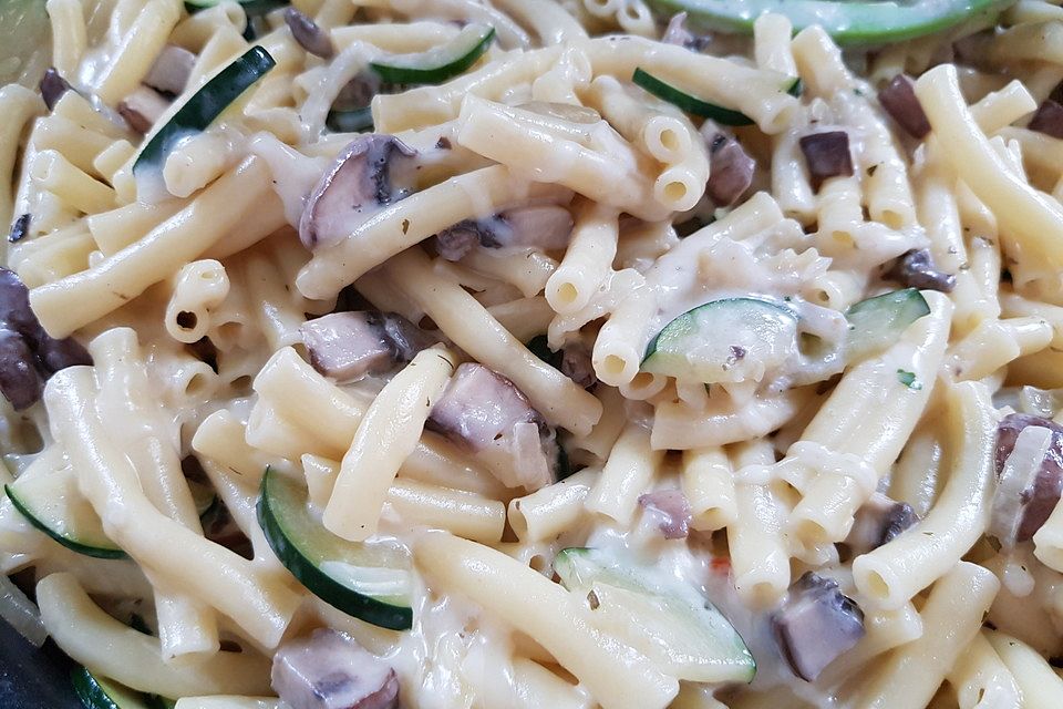 Pasta mit Zucchini-Champignon-Frischkäse-Soße