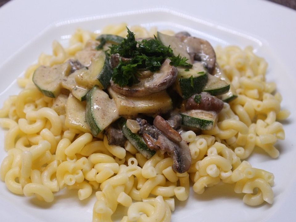 Pasta Mit Zucchini Champignon Frischkase Sosse Von La Cuisine 1990 Chefkoch