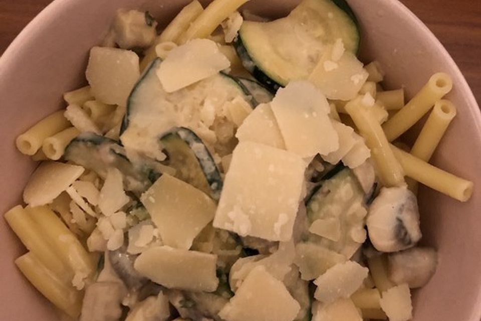 Pasta mit Zucchini-Champignon-Frischkäse-Soße