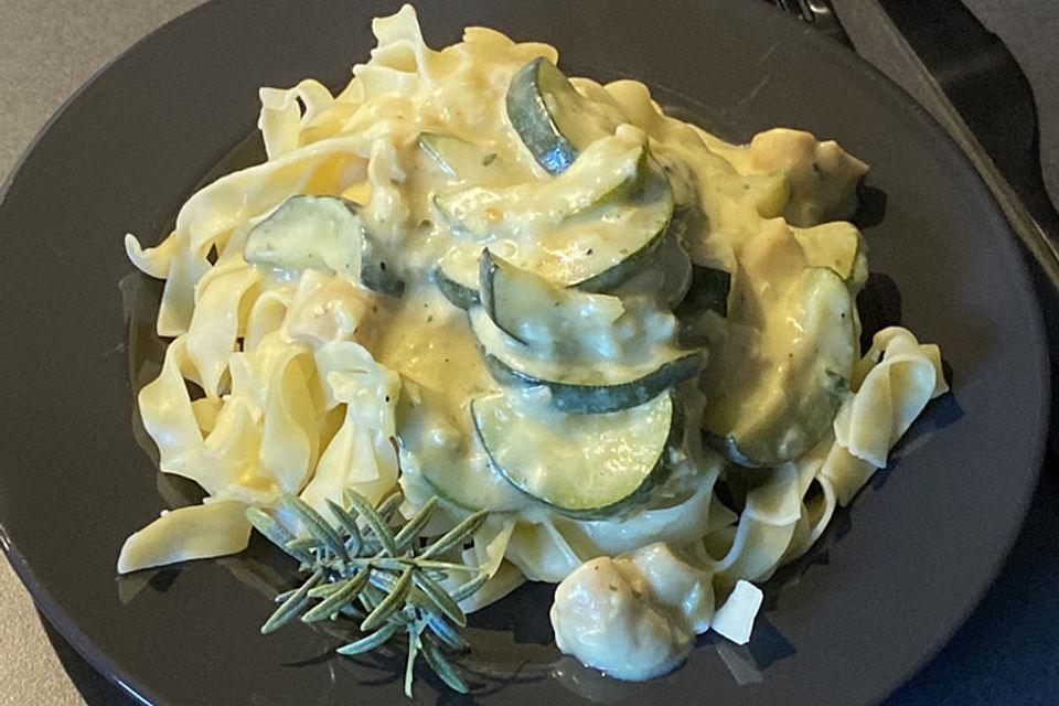 Pasta mit Zucchini-Champignon-Frischkäse-Soße